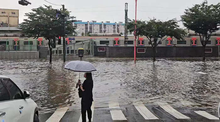 Mưa lớn gây ngập lụt diện rộng tại Incheon - Tuổi Trẻ Online